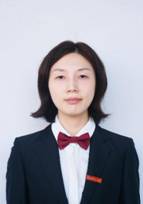 男人穿着西装描述已自动生成